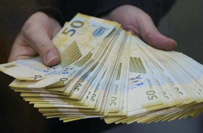 Avtobusdan 2650 manat tapdı, sahibinə təhvil verdi - VİDEO